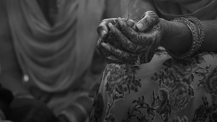 भारत में आर्य समाज की शादी को मान्यता हिंदू मैरिज एक्ट 1955 के तहत मिलती है. हालांकि, सुप्रीम कोर्ट ने स्पष्ट किया है कि आर्य समाज द्वारा जारी विवाह प्रमाणपत्र अपने आप में कानूनी सबूत नहीं है और इसे एसडीएम कार्यालय में पंजीकृत कराना आवश्यक है.