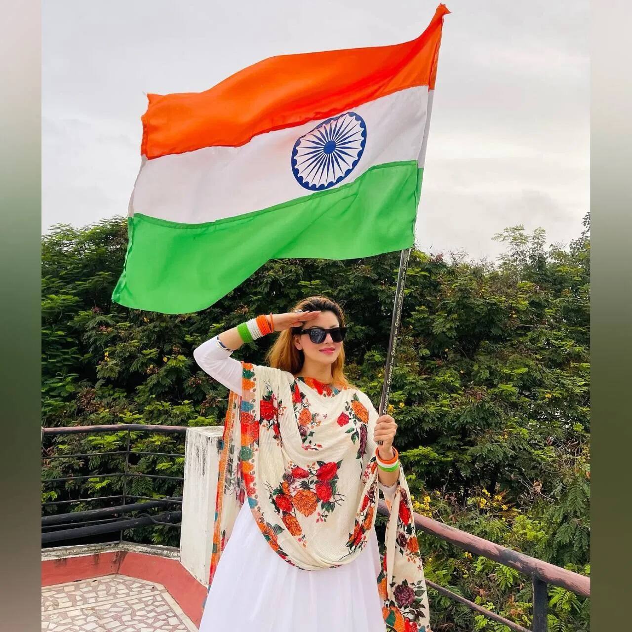 Urvashi Rautela - You can also try this Anarkali suit of actress Urvashi Rautela in the 15 August function. With this, the look will look even more stylish with a floral scarf. Like an actress, you can wear tricolor bangles with suits.