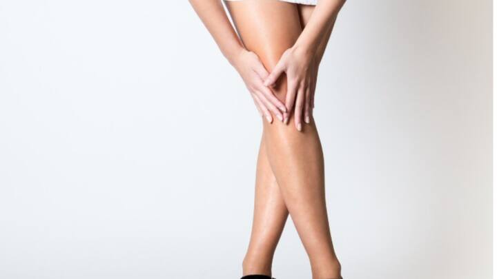 হাত-পা, মুখ ঝকঝকে হলেও, চামড়া শক্ত হয়ে হাঁটু কালো হয়ে যায় অনেকের। সেই কারণে হীনম্মন্যতায়ও ভোগেন। ছোট ঝুলের জামা পরার ইচ্ছে থাকলেও হয় না।