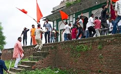 ओवैसी से अखिलेश तक... Fatehpur Maqbara मामले पर सरकार को घेरा, BJP ने किया बचाव, जानें- अब तक क्या-क्या हुआ?