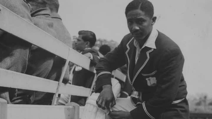 ৫০-র দশকে ওয়েস্ট ইন্ডিজ় দলে শেত্বাঙ্গদের আধিপত্য ছিল। তবে ওরেল শুধু খেলেনই না, তিনি অধিনায়কও হন। তিনিই ওয়েস্ট ইন্ডিজ়ের প্রথম কৃষ্ণাঙ্গ অধিনায়কও বটে।