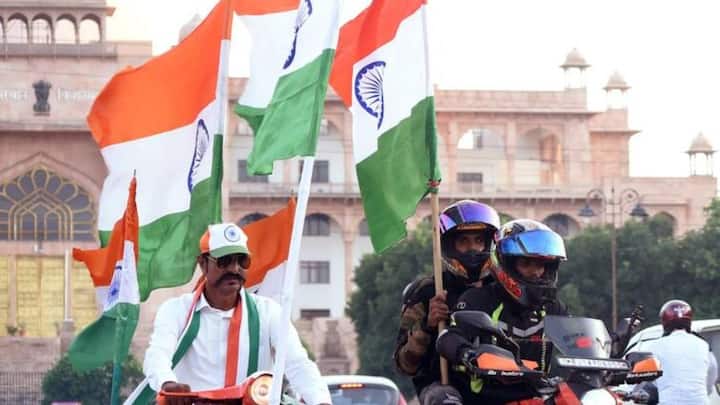 এরপরে সাদা রঙের ব্যান্ডের কাপড়টি উপরে ও নিচে এমনভাবে ভাঁজ করতে হবে যাতে শুধু অশোকচক্রটি উপরে দেখা যায়।