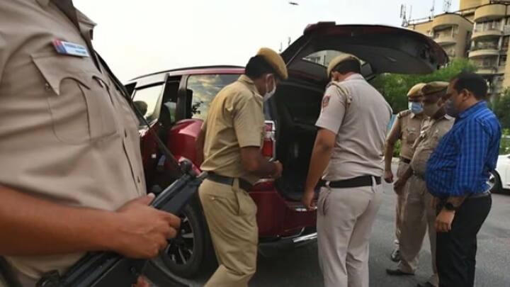 अगर आप खुद की गाड़ी से जा रहे हैं. तो आप पहले ही रूट के बारे में पता कर लें. क्योंकि इस दिन कई सड़कें बंद कर दी जाती है. और पार्किंग के लिए अलग से इंतजाम किए गए होते हैं. अगर आप गलत जगह गाड़ी पार्क कर के जाएंगे तो आपका चालान कट जाएगा.