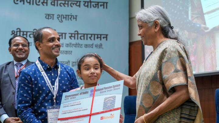 এই স্কিমে কেউ যদি বছরে ১০ হাজার টাকা অর্থাৎ মাসিক ৮৩৪ টাকা করে জমান সন্তানের জন্মের পর থেকে, তাহলে ১০ শতাংশ রিটার্ন পেলে সন্তানের ১৮ বছর বয়সেই আপনি পাবেন ৫.৪ লক্ষ টাকা।