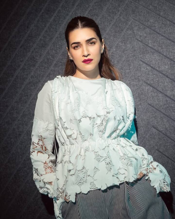 अदाकारा को उनके काम के लिए कई प्रतिष्ठित अवॉर्ड्स से नवाजा जा चुका है जिसमें नेशनल फिल्मफेयर अवॉर्ड और दो फिल्मफेयर अवॉर्ड शामिल है. अब वो आईएमडीबी के टॉप 10 खूबसूरत एक्ट्रेसेस की लिस्ट में शामिल हुई हैं.