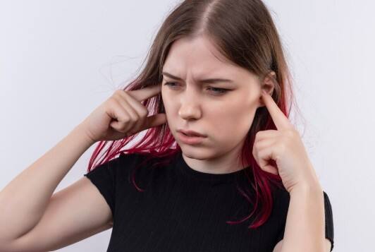 कान की चोट या परदा फटना: कान में चोट लगने या कान का पर्दा फटने पर भी पानी या खून मिश्रित तरल बाहर आ सकता है. यह अक्सर जोरदार आवाज, चोट या कान में किसी नुकीली चीज डालने से होता है.