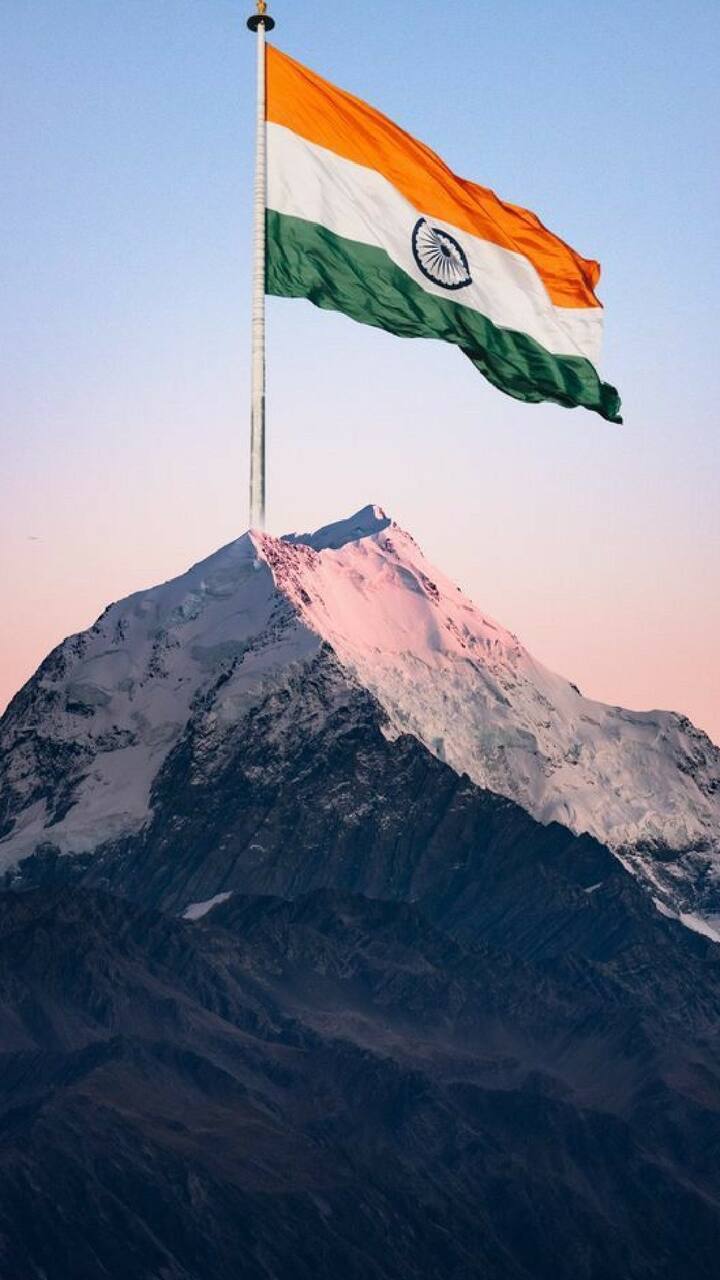 टीप: 2002 पासून Flag Code of India मध्ये बदल होऊन नागरिकांना कोणत्याही दिवशी, घरात किंवा कार्यालयात ध्वज फडकवण्याची मुभा आहे. परंतु, योग्य सन्मान आणि नियम पाळणे बंधनकारक आहे.