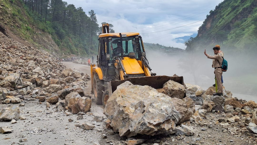 kullu highway widening landslide nine families leave homes Himachal Pradesh: कुल्लू के 5 गांवों में हाईवे चौड़ीकरण से लैंडस्लाइड का खौफ, 9 परिवारों ने घर छोड़ा