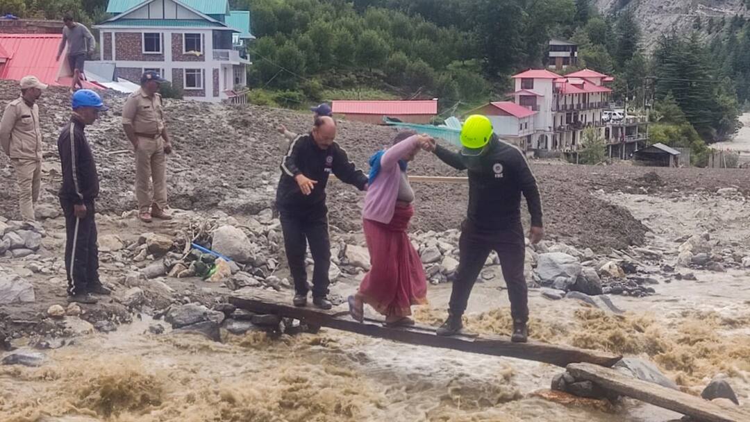 Uttarkashi: धराली में थम नहीं रहा आंसुओं का सैलाब, अपनों की तलाश में पथराई आंखें, एक हफ्ते बाद भी ऐसे हालात Uttarkashi Dharali Cloud Burst Tragedy update after one week Villagers engaged in search of their loved ones ann Uttarkashi: धराली में थम नहीं रहा आंसुओं का सैलाब, अपनों की तलाश में पथराई आंखें, एक हफ्ते बाद भी ऐसे हालात