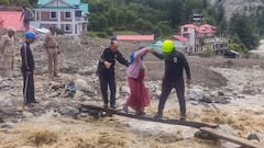 Uttarkashi: धराली में थम नहीं रहा आंसुओं का सैलाब, अपनों की तलाश में पथराई आंखें, एक हफ्ते बाद भी ऐसे हालात
