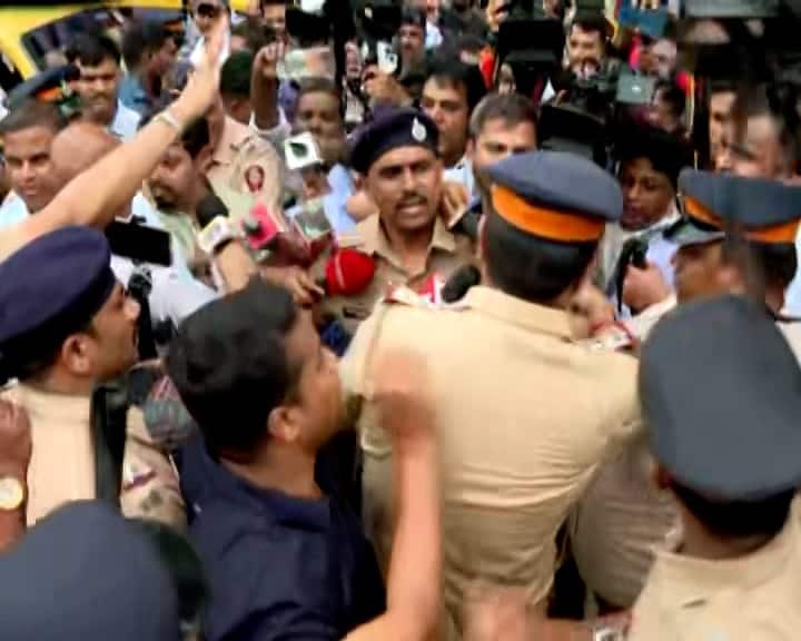 मराठी एकीकरण समितीचे पदाधिकारी गोवर्धन देशमुखही याठिकाणी आले. त्यांनी पोलिसांना भेटून निवेदन देण्याची मागणी केली.
