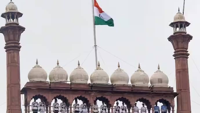 इसके अलावा, माउंटबेटन ने जून 1947 में घोषणा की कि भारत 15 अगस्त 1947 को स्वतंत्र हो जाएगा। इस तिथि के चयन में प्रशासनिक और राजनीतिक तैयारियां भी शामिल थीं, क्योंकि ब्रिटिश सरकार यथाशीघ्र भारत को सत्ता हस्तांतरित करना चाहती थी।