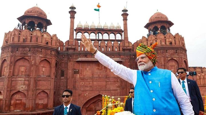 लालकिले से प्रधानमंत्री द्वारा तिरंगा फहराना और राष्ट्र को संबोधित करना देश-विदेश में करोड़ों लोग देखते हैं. इस मौके पर हजारों लोग वहां मौजूद रहकर इस ऐतिहासिक पल के गवाह बनते हैं. लेकिन इतने बड़े आयोजन में पहुंचने के लिए आपको कुछ बातों का पता होना जरूरी है.