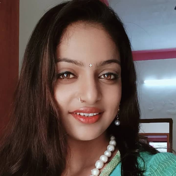 Monalisa was not only offered by the film, but after becoming popular, she was slowly seen in many events. Sanoj Mishra also promoted him a lot.