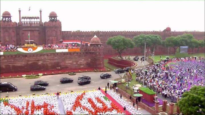15 अगस्त का समारोह सुबह 7:30 बजे शुरू होगा. मगर आसानी से सीट चाहिए तो सुबह 7 तक पहुंचना सही रहेगा. यहां पहुंचन के लिए आप दिल्ली मेट्रो की वायलेट लाइन के लाल किला और येलो लाइन के चांदनी चौक मेट्रो स्टेशन तक आ सकते हैं जो कि काफी पास हैं