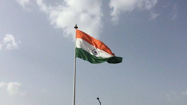 ध्वज फाटलेला, मळलेला किंवा रंग उडालेला असू नये.