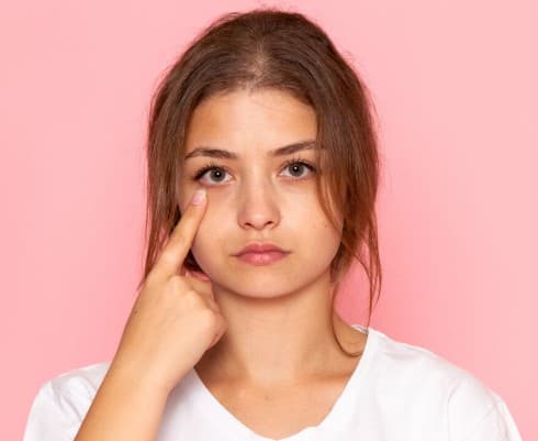 आंखों के नीचे काले घेरे: किडनी की बीमारी में शरीर थका-थका महसूस करता है और नींद की गुणवत्ता भी कम हो जाती है. इसका सीधा असर आंखों के नीचे डार्क सर्कल्स के रूप में दिखने लगता है.