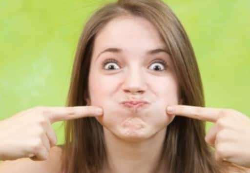 चेहरा अचानक फूलना: अगर कुछ दिनों में ही आपका चेहरा फूला हुआ लगे या बिना किसी कारण वजन बढ़ जाए, तो यह शरीर में फ्लूइड रिटेंशन का संकेत हो सकता है, जो किडनी के खराब होने का शुरुआती लक्षण है.