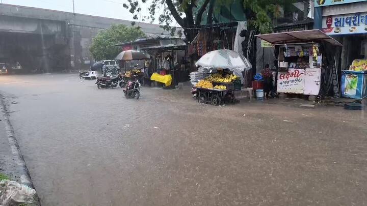 અંબાલાલ પટેલના જણાવ્યા મુજબ, આગામી 48 કલાકમાં ગુજરાતના મોટાભાગના વિસ્તારોમાં વરસાદ શરૂ થશે. ખાસ કરીને, 17 થી 22 ઓગસ્ટ દરમિયાન વરસાદનું જોર વધશે. આ સમયગાળામાં ઉત્તર ગુજરાત, પૂર્વ ગુજરાત અને સૌરાષ્ટ્રના કેટલાક ભાગોમાં ભારેથી અતિભારે વરસાદ થવાની સંભાવના છે. તેમણે તો કેટલાક વિસ્તારોમાં 10 થી 12 ઇંચ વરસાદ પડવાની આગાહી પણ કરી છે.