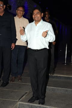 मुंबई में स्पॉट हुए जॉनी लीवर, सिंपल लुक में भी क्लासी लगे कॉमेडी किंग, फैंस संग दिए पोज