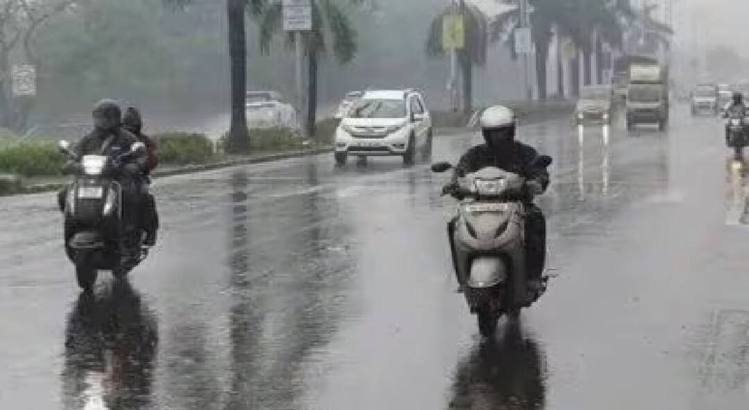 Vidarbha Weather Update : विश्रांतीनंतर विदर्भात पुन्हा पावसाची उसंत; पुढील 3 दिवस धुव्वाधार पाऊस बरसणार; IMDचा अंदाज काय? Vidarbha Weather Update Heavy rains to occur for the next 3 days IMD forecast weather update marathi news Vidarbha Weather Update : विश्रांतीनंतर विदर्भात पुन्हा पावसाची उसंत; पुढील 3 दिवस धुव्वाधार पाऊस बरसणार; IMDचा अंदाज काय?