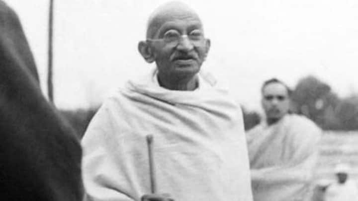 सत्य और अहिंसा के पुजारी गांधीजी एक ऐसा नाम हैं जो कि दुनियाभर में शांति, सादगी और इंसानियत के लिए एक मिसाल हैं. महात्मा गांधी ने अपने जीवन में शायद ही कभी हिंसा का रास्ता चुना हो.