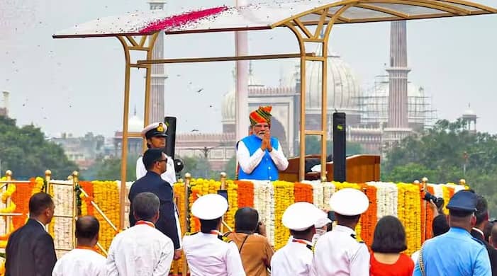 यह तिथि वास्तव में भारत के अंतिम वायसराय लॉर्ड माउंटबेटन द्वारा चुनी गई थी। माउंटबेटन ने यह तिथि इसलिए चुनी क्योंकि यह द्वितीय विश्व युद्ध में जापान के आत्मसमर्पण की दूसरी वर्षगांठ थी। जापान ने 15 अगस्त 1945 को मित्र राष्ट्रों के सामने आत्मसमर्पण किया था और माउंटबेटन, जो उस समय दक्षिण-पूर्व एशिया में मित्र राष्ट्रों के कमांडर थे, इसे एक महत्वपूर्ण तिथि मानते थे।