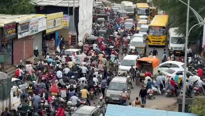 नांदेड सिटी रस्त्यावरून शिवणे रस्त्यावर जोडणाऱ्या रस्त्यांमूळे वाहतूक कोंडीत भर पडली आहे.