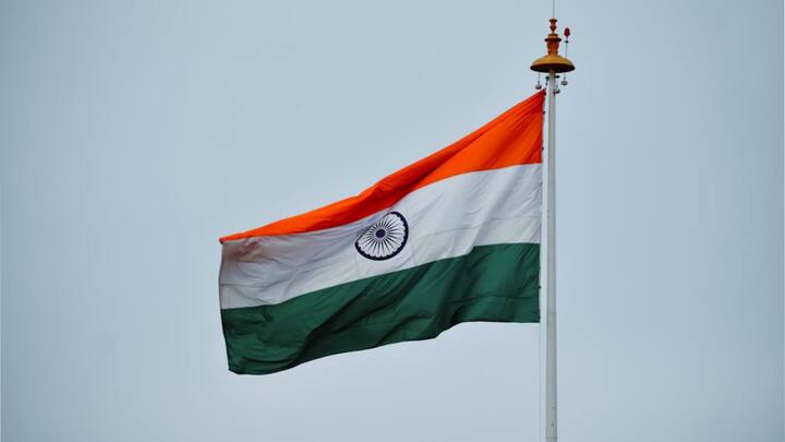 प्रजासत्ताक दिन – ध्वज आधीच वर असतो, फक्त फुलवला जातो (Flag Unfurling).