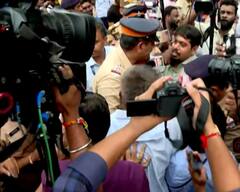 PHOTO: माझा हात मोडला, पोलिसांनी माझं रक्त काढलं; मराठी एकीकरण समितीच्या गोवर्धन देशमुखांसोबत काय घडलं?