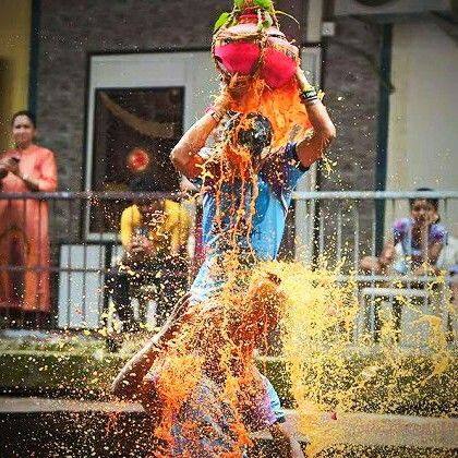 त्यामुळे दहीहंडीच्या वेळी दह्यासोबत हा गोपाळकाला भरून हंडी फोडण्याची परंपरा आहे.