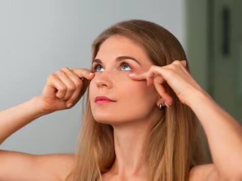 Swelling around the eyes: If you wake up in the morning, swelling remains under or surrounding your eyes, then it cannot be mere lack of sleep or allergy. In the kidney failure, water stops in the body, which causes swelling in this part of the face.