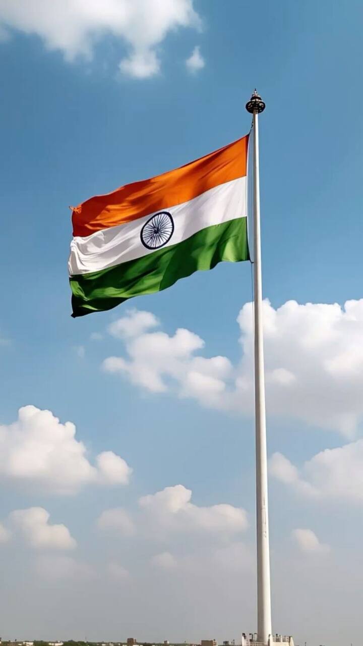 26 जानेवारी (प्रजासत्ताक दिन) – आधीच बांधलेला ध्वज फडफडवून सोडला जातो