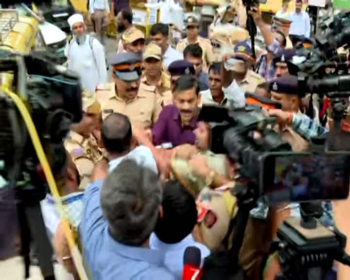 मराठी एकीकरण समितीने कबुतरखान्याच्या बाहेर आज आंदोलन करणार असल्याचे जाहीर केले होते. मात्र, पोलिसांनी या आंदोलनाला परवानगी नाकारली होती.