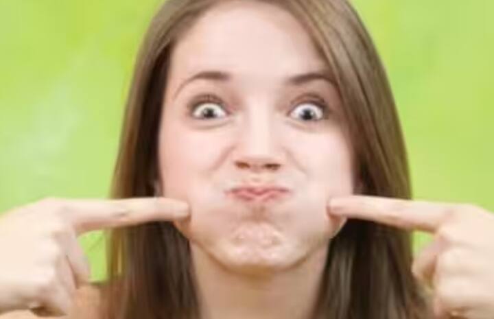 ચહેરા પર અચાનક સોજો: જો તમારા ચહેરા પર થોડા દિવસોમાં સોજો આવે છે અથવા કોઈ કારણ વગર વજન વધે છે, તો તે શરીરમાં પ્રવાહી રીટેન્શનનો સંકેત હોઈ શકે છે, જે કિડની ફેલ્યોરનું પ્રારંભિક લક્ષણ છે.