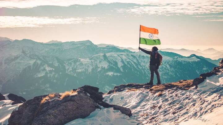 3. ध्वजवंदनाची पद्धत स्वातंत्र्यदिन – ध्वज खाली बांधलेला असतो, तो वर ओढून फडकवला जातो (Flag Hoisting).