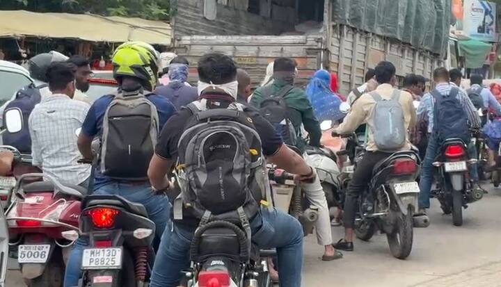 पुण्यात अनेक ठिकाणी भीषण वाहतूक कोंडी पाहायला मिळत आहे.