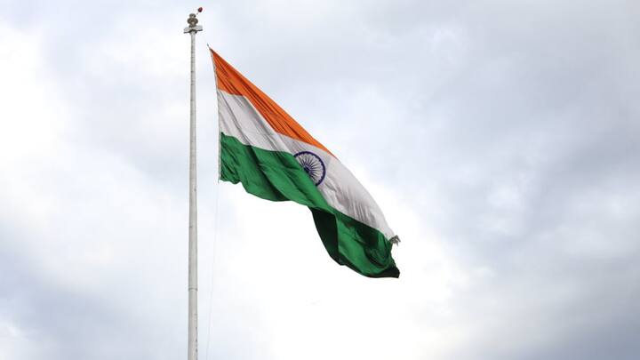 2. साजरी करण्याची पद्धत स्वातंत्र्यदिन – पंतप्रधान दिल्लीतील लाल किल्ल्यावर ध्वजारोहण करून देशाला संबोधित करतात. देशभर शाळा, महाविद्यालये, कार्यालये आणि सार्वजनिक ठिकाणी ध्वजवंदन, सांस्कृतिक कार्यक्रम आणि देशभक्तीपर गीते सादर केली जातात.