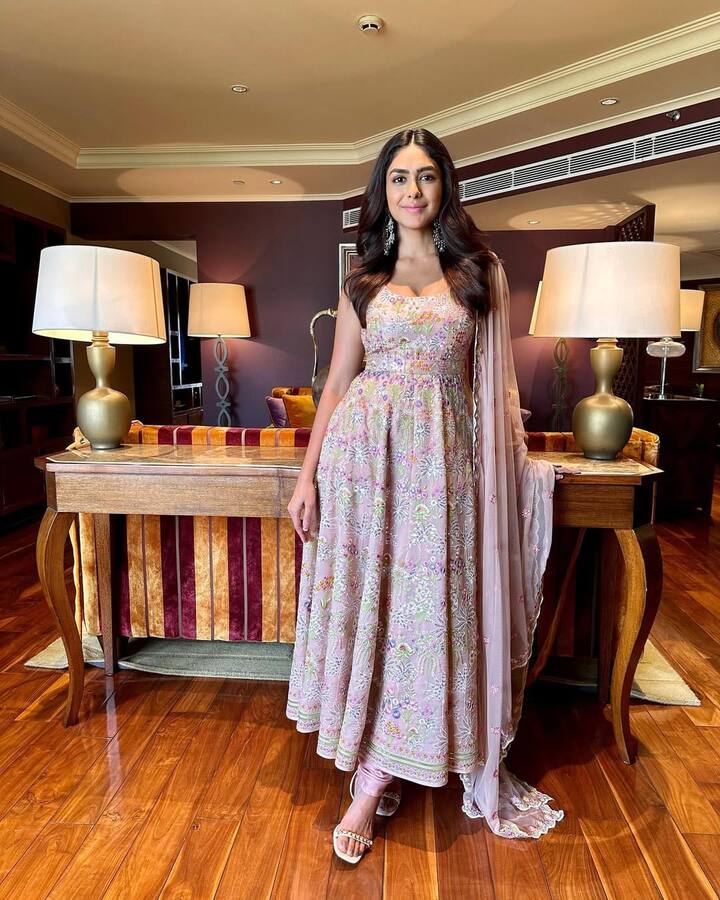 इस तस्वीर में एक्ट्रेस स्लीवलेस फ्लोरल अनारकली में नजर आ रही हैं. जन्माष्टमी के लिए ये लुक भी आपके लिए एक परफेक्ट ऑप्शन होगा जो आपको ट्रेंडी और स्टाइलिश दिखाएगा.