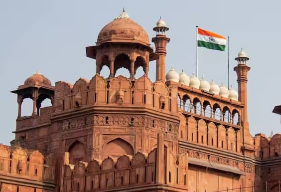 इस दिन स्कूलों, कॉलेजों और सरकारी कार्यालयों में सांस्कृतिक कार्यक्रम, परेड और देशभक्ति के गीत आयोजित किए जाते हैं। यह दिन हमें लोकतंत्र, समानता और भाईचारे के मूल्यों को अपनाने की प्रेरणा देता है।
