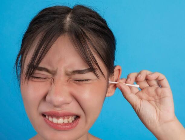 कान में वायरल इंफेक्शन: कान में इंफेक्शन होने पर मवाद जैसा तरल बाहर आने लगता है. यह दर्द, सूजन और सुनने में परेशानी के साथ हो सकता है. खासकर बच्चों में यह समस्या ज्यादा देखी जाती है.