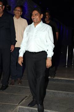 मुंबई में स्पॉट हुए जॉनी लीवर, सिंपल लुक में भी क्लासी लगे कॉमेडी किंग, फैंस संग दिए पोज