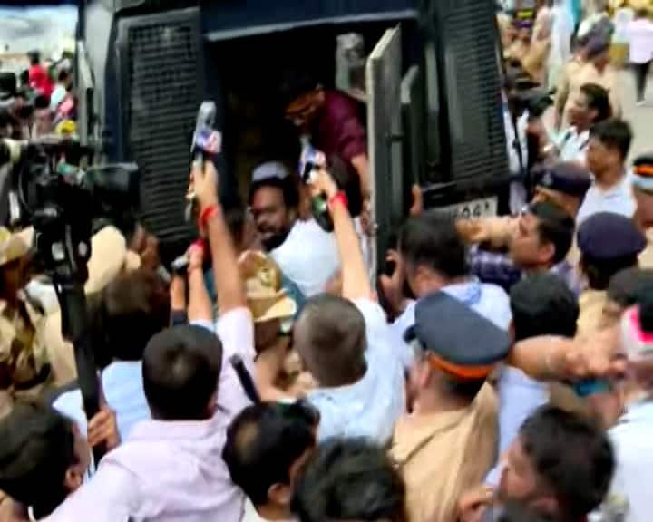 शस्त्रं काढण्याची भाषा करुनही जैनधर्मीयांवर (Jain Community) कोणतीही कारवाई केली जात नाही. एरवी देवेंद्र फडणवीस कोणत्याही विषयावर बोलतात. मग याप्रकरणावर का बोलत नाहीत. 6 ऑगस्टला पोलिसांनी एकाही जैन धर्मीयावर कारवाई केली नाही.