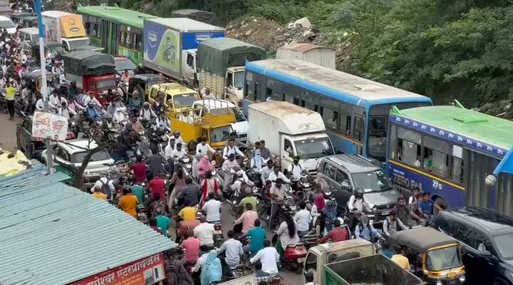 आज (13 ऑगस्ट) सकाळी वाहतूक पोलीस कर्मचारी नसल्याने वाहतुकीच नियोजन कोलमडल्याचे दिसून येत आहे.