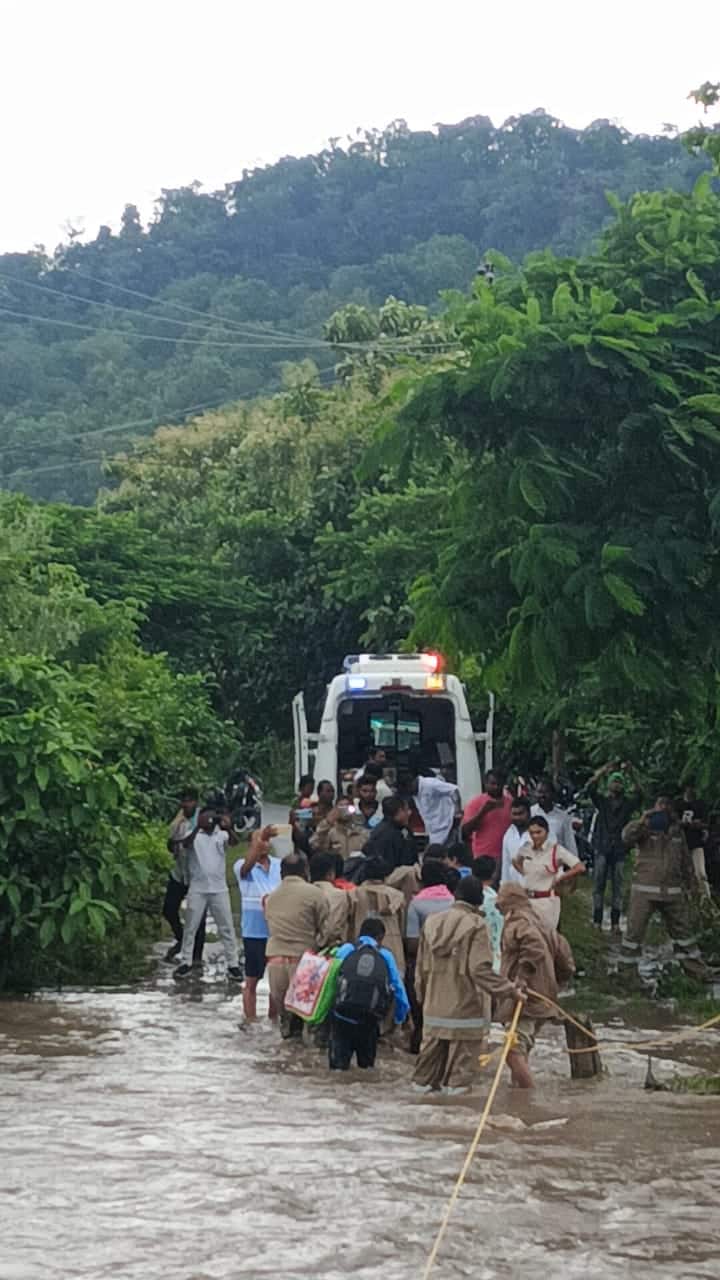 Adilabad Heavy Rain: ఉమ్మడి ఆదిలాబాద్ జిల్లాలో జోరు వానలు- ఐదు మండలాల్లో స్కూళ్లకు సెలవులు 