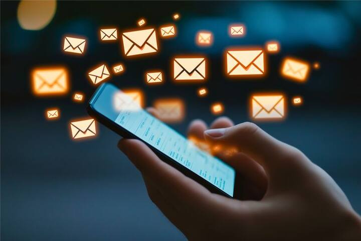 फेसबुकवरील व्हायरल प्रायव्हसी पोस्ट ही फक्त अफवा आहे. प्रायव्हसीसाठी प्रत्यक्ष उपाय म्हणजे सेटिंग्समधून नियंत्रण ठेवणे. कोणत्याही व्हायरल मेसेजवर आंधळा विश्वास ठेवू नका. तुमची सुरक्षा तुमच्या हातात आहे.