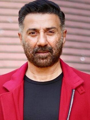 रामायण में सनी देओल भगवान हनुमान की भूमिका में नजर आने वाले हैं. रिपोर्ट के अनुसार फिल्म में उनका 15 मिनट का रोल होने वाला है. इसके लिए उन्होंने 20 करोड़ रुपए चार्ज किए हैं.