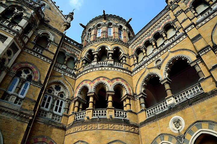 5. छत्रपती शिवाजी महाराज टर्मिनस छत्रपती शिवाजी महाराज टर्मिनस एक ऐतिहासिक वास्तुशिल्प आहे, आणि स्वातंत्र्यदिनावर तिरंग्याच्या रंगांत रंगवली जाते. इथे बीएमसी मुख्यालय देखील आहे आणि संध्याकाळी इथे जाणं उत्तम ठिकाण असतं.
