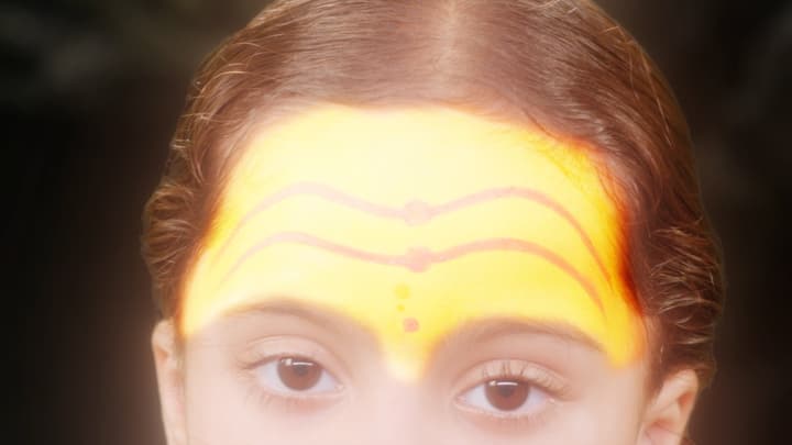 तिच्या एकाग्रतेच्या जोरावर पाणी, आग, माती, वायु  आणि आकाश ही पंचमहाभूत तिच्या ताब्यात येतात. पण, एका क्षणी ती बालसुलभ स्वभावाप्रमाणे हसते आणि एकाग्रता भंग पावते.