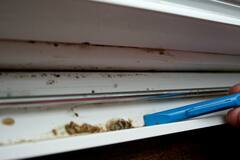 Sliding Window Cleaning; स्लायडिंग खिडक्यांच्या ट्रॅकमधली घाण या सोप्या पद्धतीने काढा!